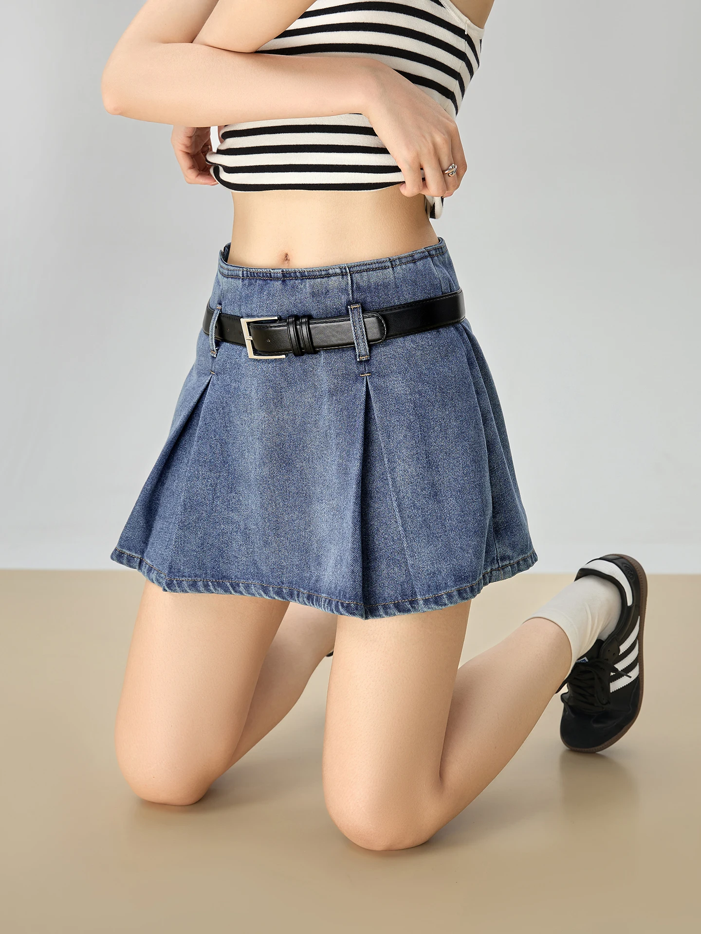 Синяя джинсовая юбка А-силуэта для женщин с высокой талией, стандартный крой, короткая, из смесового полиэстера, летняя коллекция 2025 года, тренд
Синяя джинсовая юбка А-силуэта для женщин с высокой талией, стандартный крой, короткая, из смесового полиэстера, летняя коллекция 2025 года, тренд