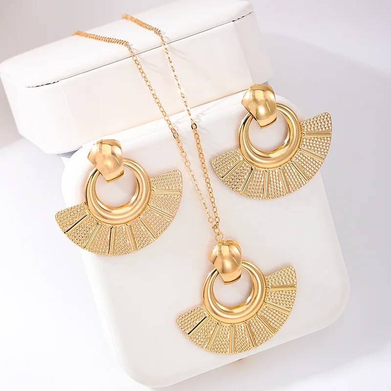 1 set of creative metal geometric ring fan-shaped women's earrings necklace jewelry set
1 set of creative metal geometric ring fan-shaped women's earrings necklace jewelry set