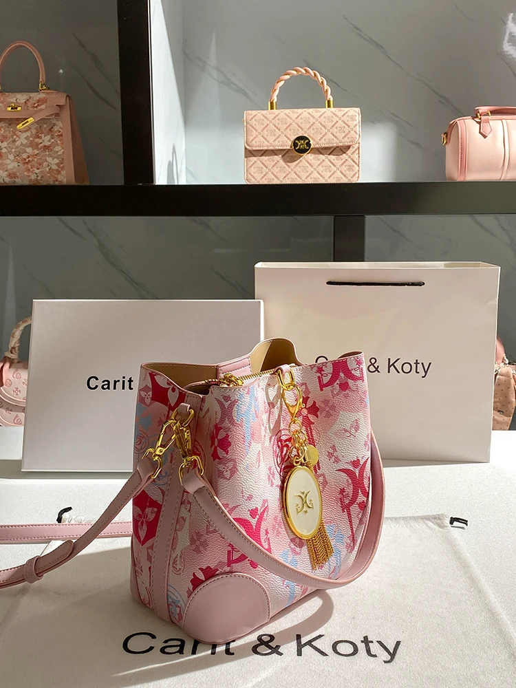 Sweet and Luxury Bucket Bag with Delicate Embroidery Printing and Pendant Women New fashion and Versatile Handbag for Banquet
Sweet and Luxury Bucket Bag with Delicate Embroidery Printing and Pendant Women New fashion and Versatile Handbag for Banquet