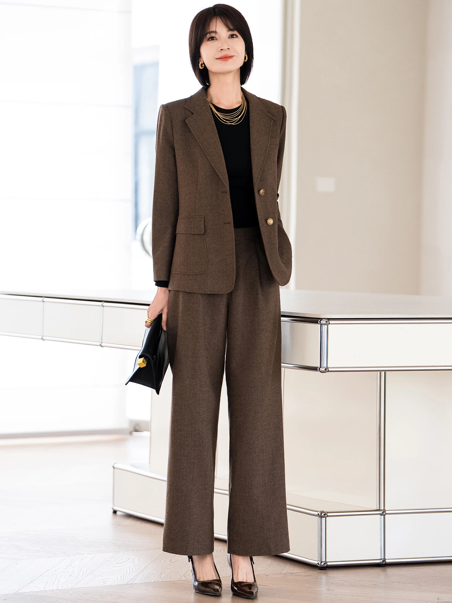 Костюм-двойка для женщин: комплект для работы в стиле Цзян Фэйфэй, осень-зима, новинка, брюки с высокой талией, длинный рукав, V-образный вырез
Костюм-двойка для женщин: комплект для работы в стиле Цзян Фэйфэй, осень-зима, новинка, брюки с высокой талией, длинный рукав, V-образный вырез