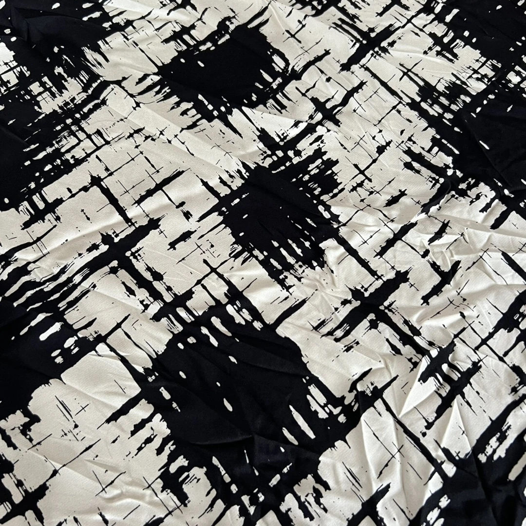 1 meter 100% Mulberry Silk 25 momme Heavy Crepe Silk Fabric Art Black Printed 114cm 45" wide by the yard XX349
1 meter 100% Mulberry Silk 25 momme Heavy Crepe Silk Fabric Art Black Printed 114cm 45" wide by the yard XX349