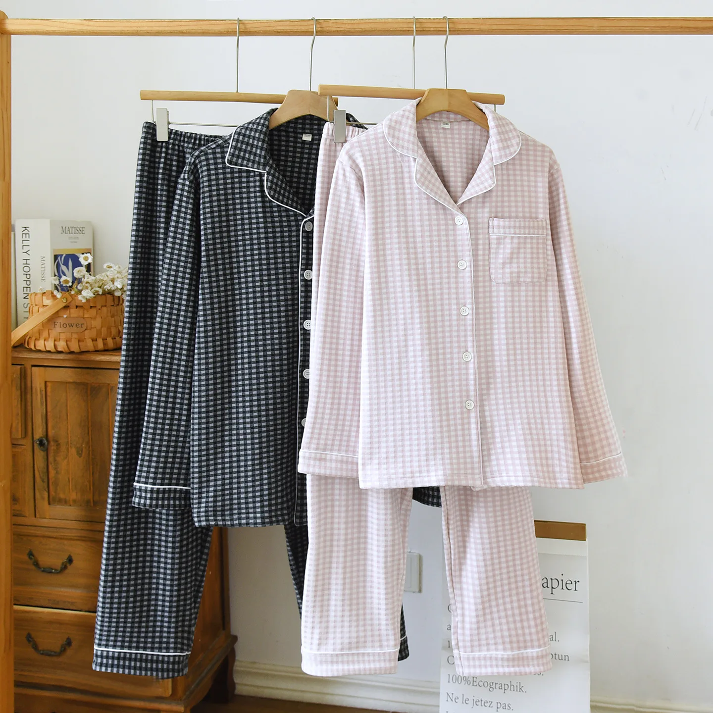 Men's and Women's Shirt Trousers Pajamas Set Velour Long Sleeve Spring and Autumn Plaid Pijamas Set
Men's and Women's Shirt Trousers Pajamas Set Velour Long Sleeve Spring and Autumn Plaid Pijamas Set