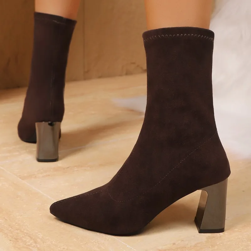 Autumn Women's Suede Versatile Fashion Pointed Thick Heel Niche Design Elastic Ankle Boots 2025 New Patchwork Boots Large Size
Autumn Women's Suede Versatile Fashion Pointed Thick Heel Niche Design Elastic Ankle Boots 2025 New Patchwork Boots Large Size