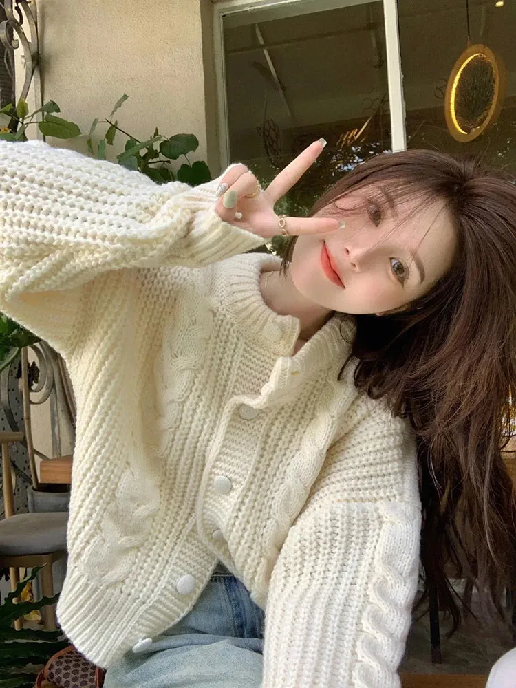 Женский трикотажный свитер с длинным рукавом и круглым вырезом
Женский трикотажный свитер с длинным рукавом и круглым вырезом