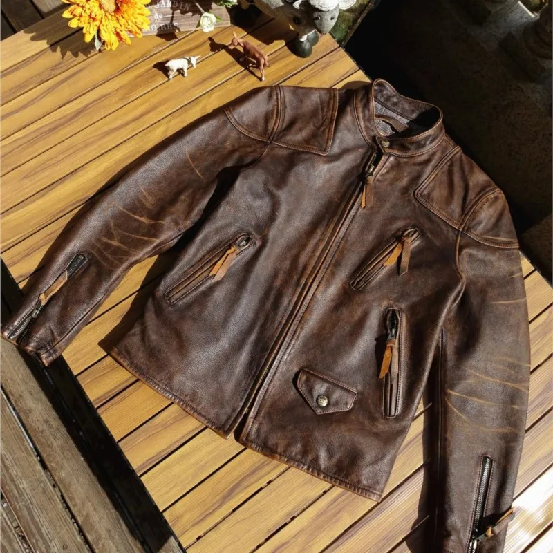 This is a soft and lustrous leather coat made of heavily washed colored tea core cowhide
This is a soft and lustrous leather coat made of heavily washed colored tea core cowhide