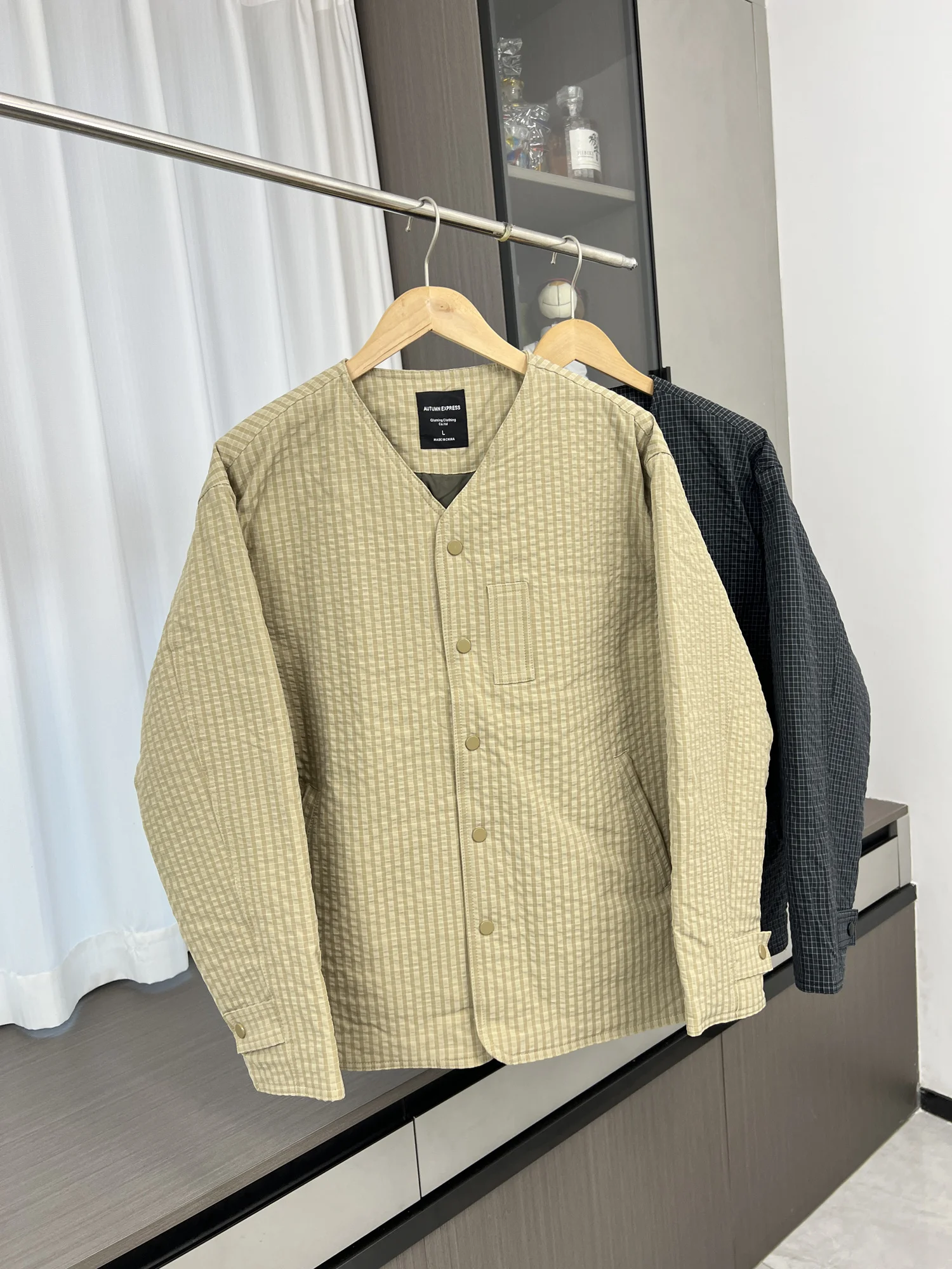 Утепленная хлопковая куртка в винтажном стиле, зимняя, теплая, с длинными рукавами, на пуговицах, в клетку, без воротника, для повседневной носки
Утепленная хлопковая куртка в винтажном стиле, зимняя, теплая, с длинными рукавами, на пуговицах, в клетку, без воротника, для повседневной носки