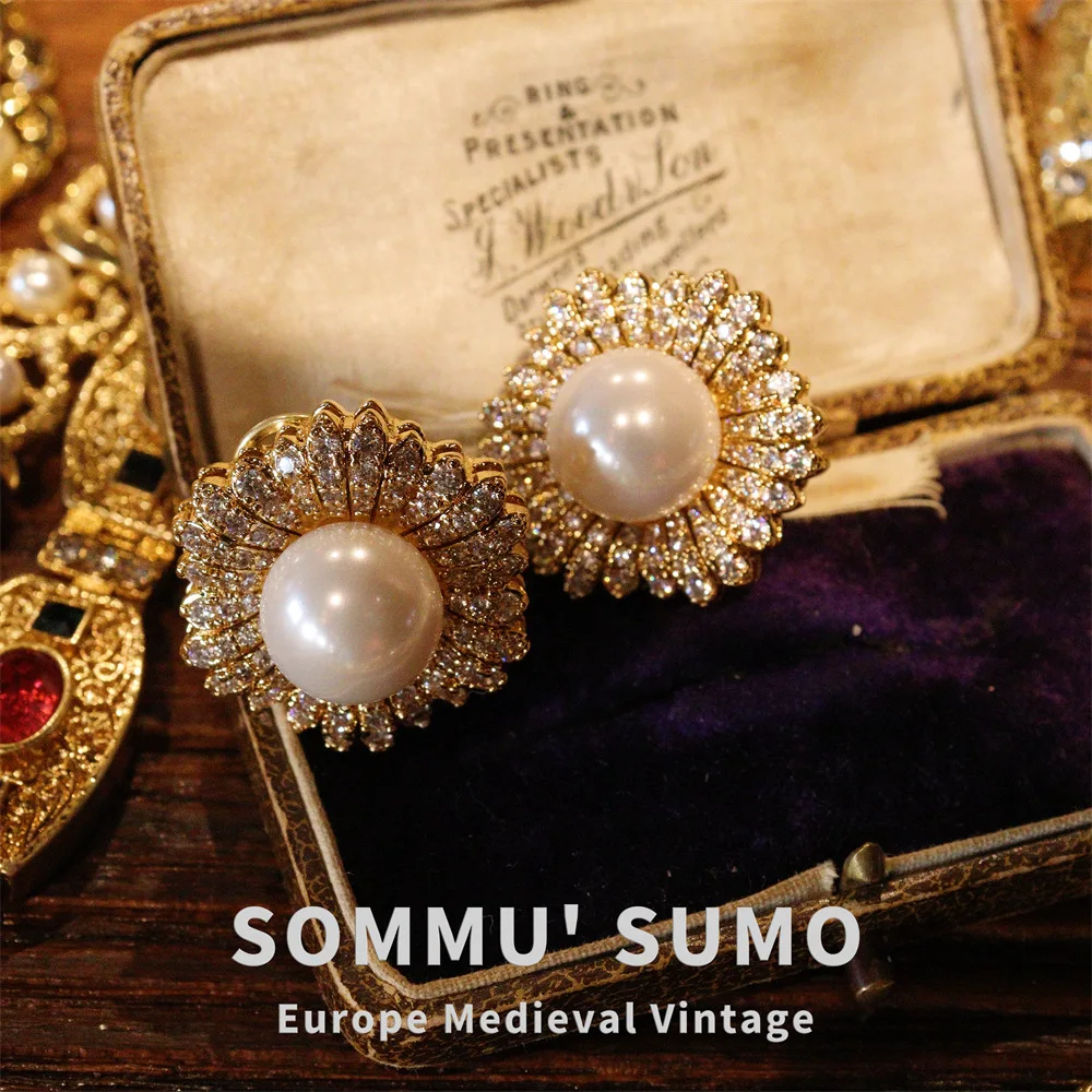 Серьги с инкрустацией цирконом, элитный дизайн, инновационные украшения, серьги-гвоздики с жемчугом.
Серьги с инкрустацией цирконом, элитный дизайн, инновационные украшения, серьги-гвоздики с жемчугом.