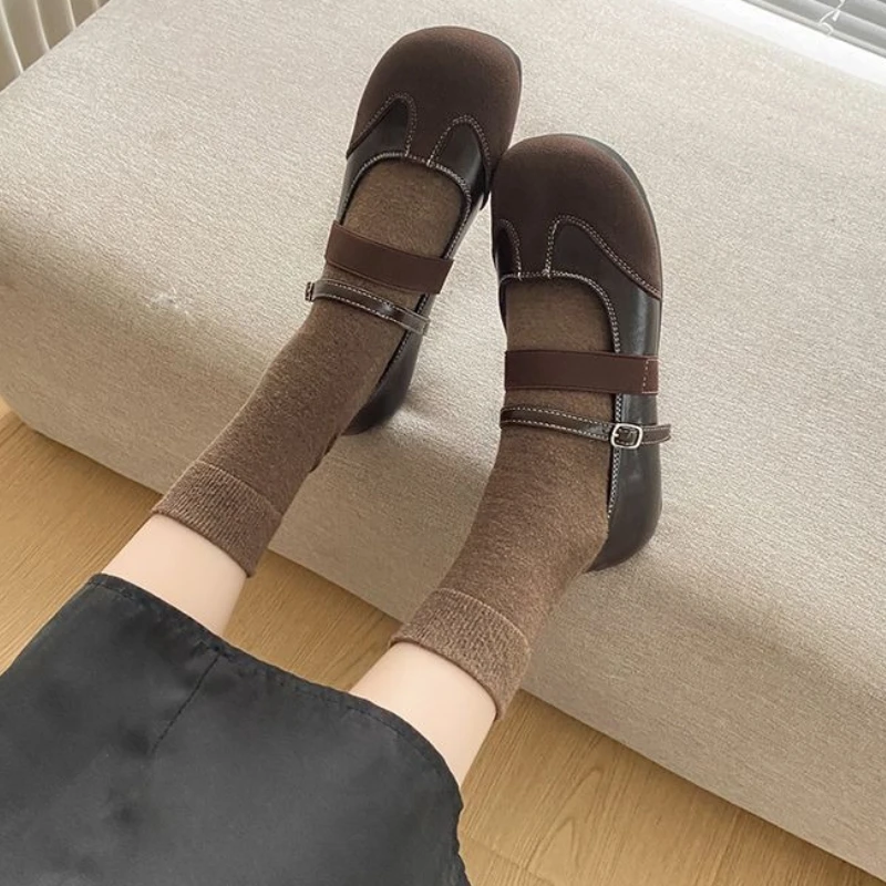 Spring 2026 New Women Casual Pumps French Vintage Flat Shoes Mary Jane Design Soft Comfortable Versatile Wear
Spring 2026 New Women Casual Pumps French Vintage Flat Shoes Mary Jane Design Soft Comfortable Versatile Wear