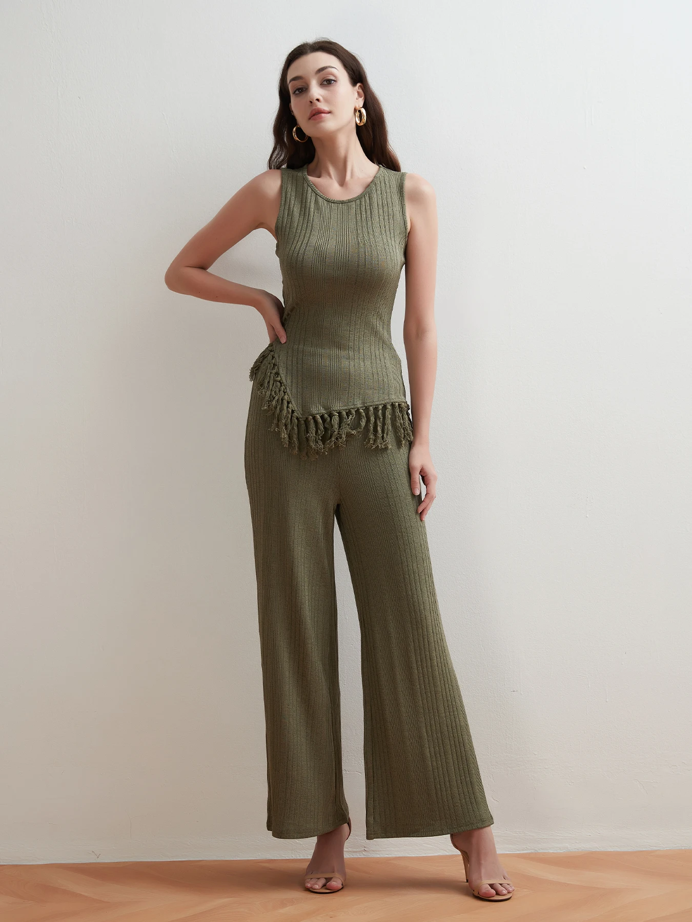 Two piece set of women's irregular tassel long sleeved top slim fit wide leg long pants set autumn and winter women's clothing
Two piece set of women's irregular tassel long sleeved top slim fit wide leg long pants set autumn and winter women's clothing