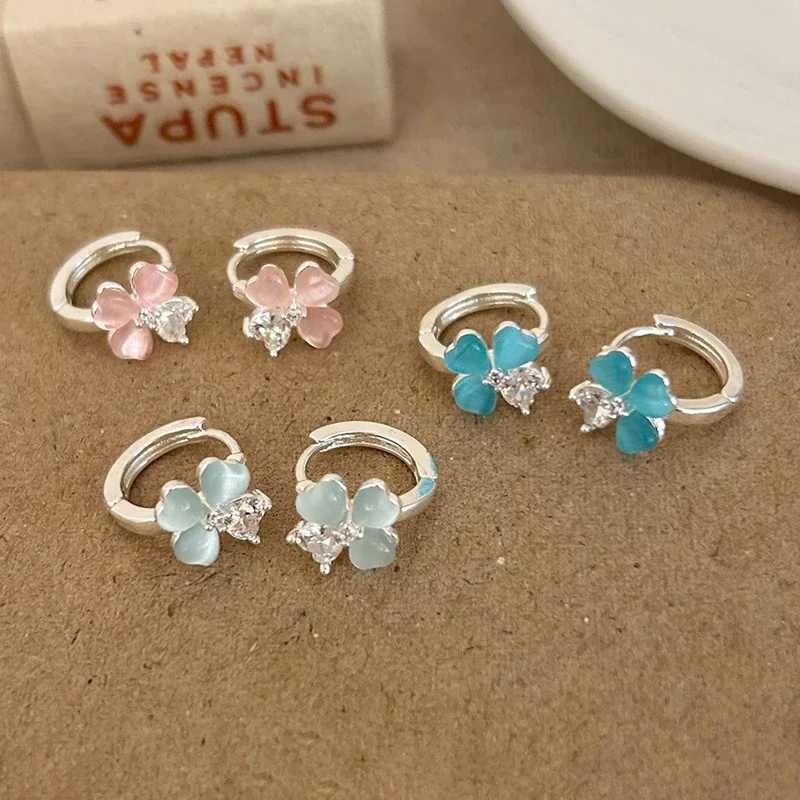 Real 925 Sterling Silver Zircon Minimalist Clover Plant Hoop Earrings for Women Cute Flower Fine Jewelry Accessory in Summer
Real 925 Sterling Silver Zircon Minimalist Clover Plant Hoop Earrings for Women Cute Flower Fine Jewelry Accessory in Summer