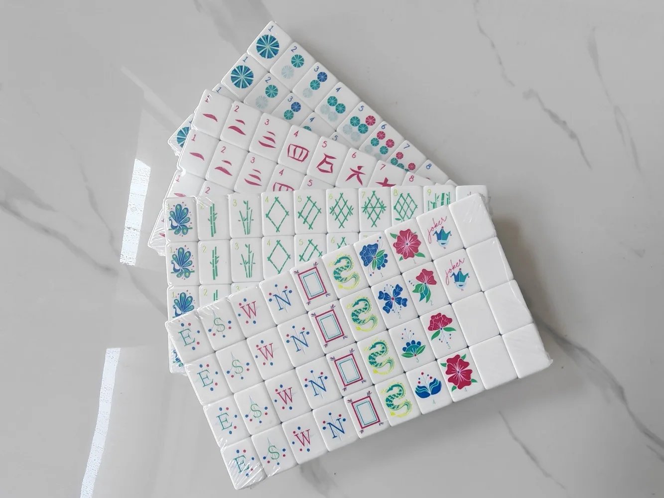 Hot Sale Premium Engraved Pale Turquoise American Mahjong Tiles Mahjong Set 4-Layer Acrylic Mah Jongg for Party Entertainments
Hot Sale Premium Engraved Pale Turquoise American Mahjong Tiles Mahjong Set 4-Layer Acrylic Mah Jongg for Party Entertainments