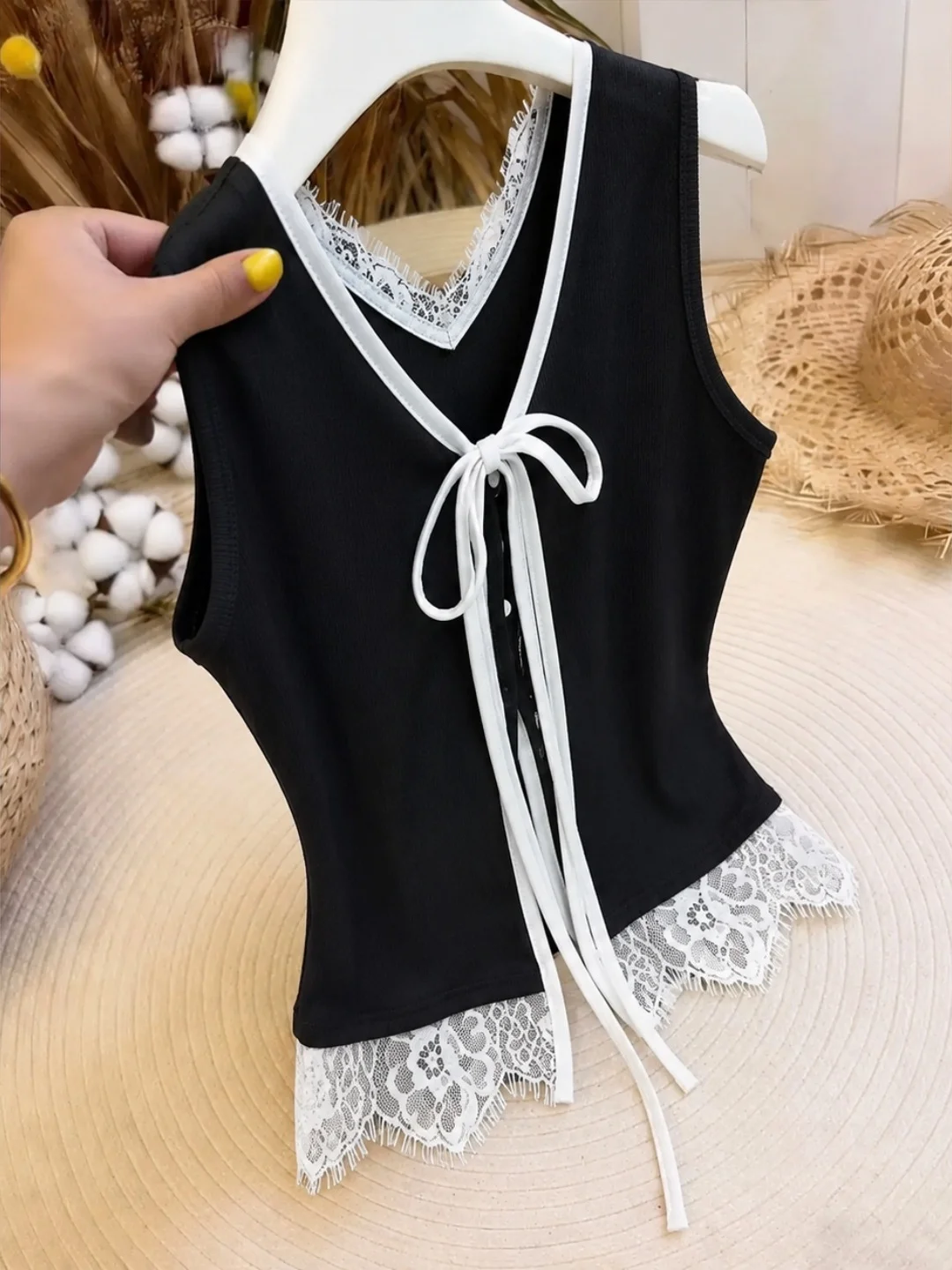 Slim Fit Lace Splice Design Summer 2026 Ice Silk Knitted Sleeveless Vest Korean Style Belted Women's Top V-neck Regular Length
Slim Fit Lace Splice Design Summer 2026 Ice Silk Knitted Sleeveless Vest Korean Style Belted Women's Top V-neck Regular Length