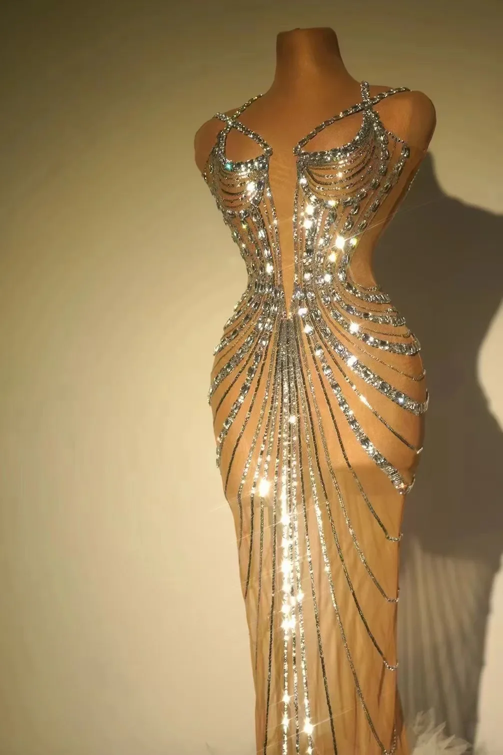 Women Sexy Mesh Sparkling Water Diamond Sequins Evening Dress Elegant Evening Club Party Female Singer Performance Costume 1 sol
Women Sexy Mesh Sparkling Water Diamond Sequins Evening Dress Elegant Evening Club Party Female Singer Performance Costume 1 sol