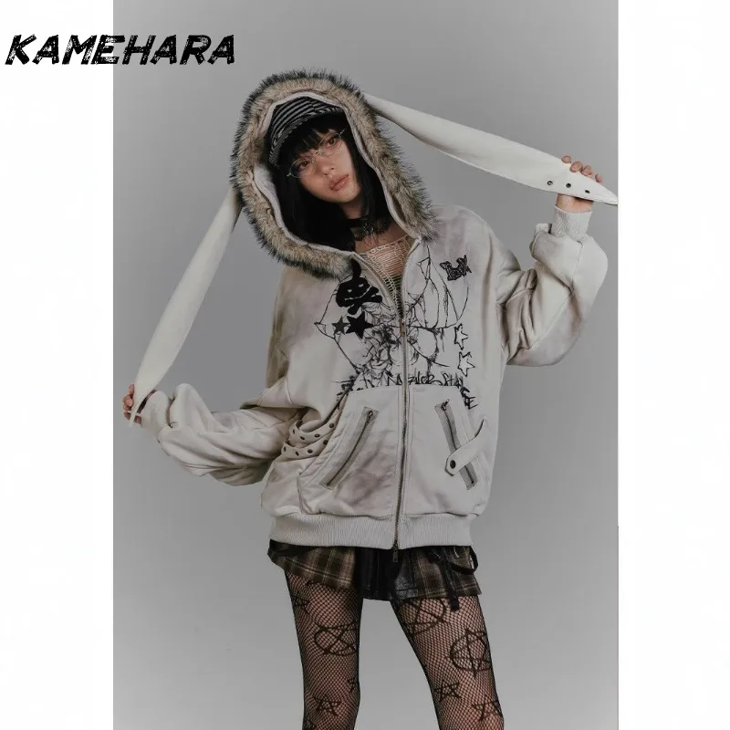KAMEHARA толстовка с капюшоном и меховым воротником с кроличьими ушками, американское ретро пальто с принтом Y2K, серое утепленное женское пальто с изображением абагила, осень/зима
KAMEHARA толстовка с капюшоном и меховым воротником с кроличьими ушками, американское ретро пальто с принтом Y2K, серое утепленное женское пальто с изображением абагила, осень/зима