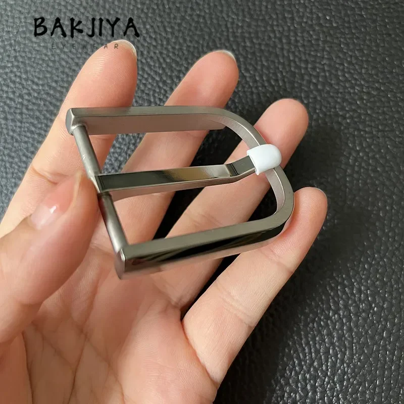 36cm Pure Titanium Belt Buckle, Lightweight Anti-Allergy Men's Casual Jeans Elastic Belt Head Pin Buckle Polished D-type Clasp
36cm Pure Titanium Belt Buckle, Lightweight Anti-Allergy Men's Casual Jeans Elastic Belt Head Pin Buckle Polished D-type Clasp