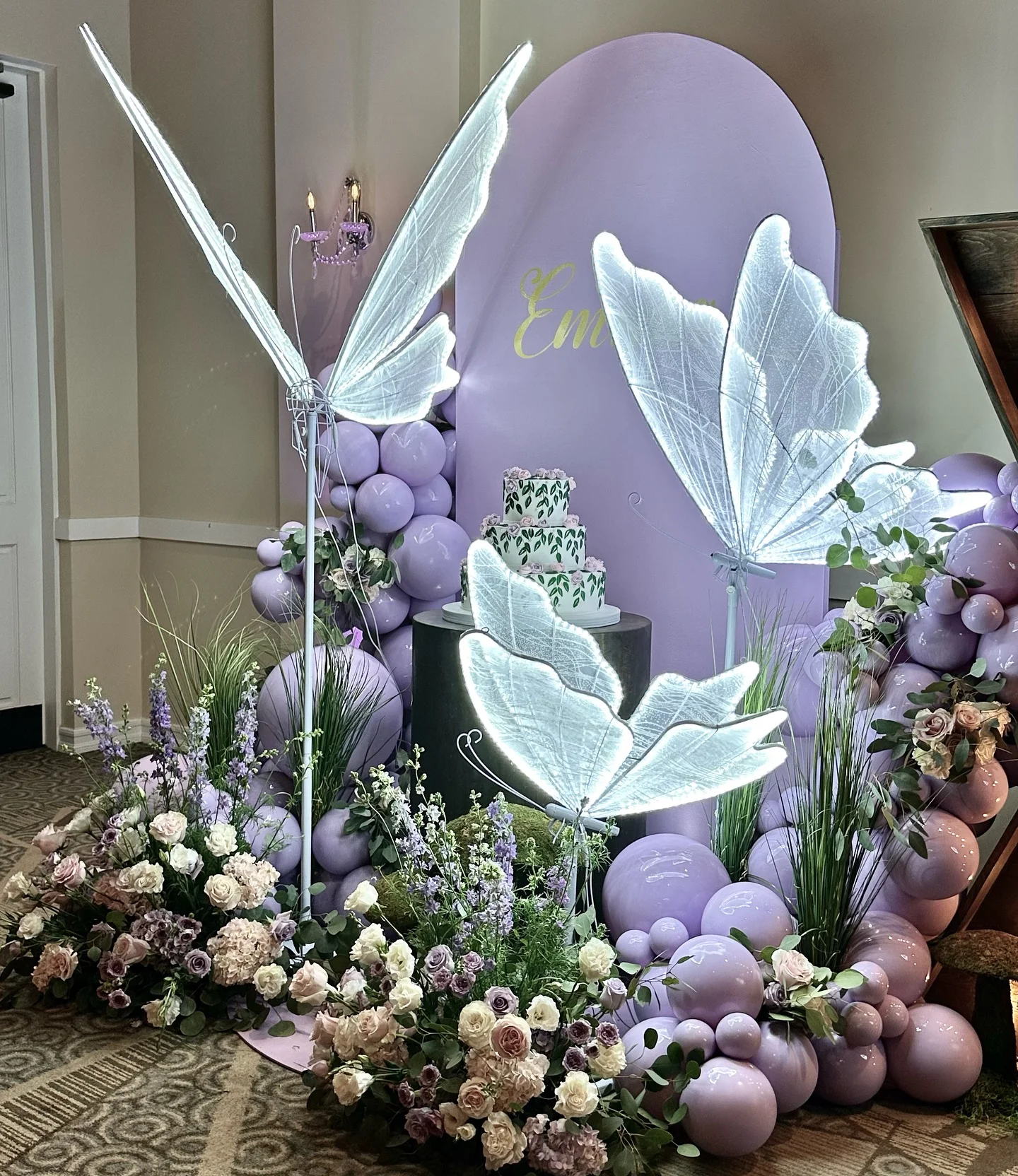 2Pcs New luminous butterfly wedding props road guide lights wedding stage luminous electric wings iron decoration ornaments
2Pcs New luminous butterfly wedding props road guide lights wedding stage luminous electric wings iron decoration ornaments
