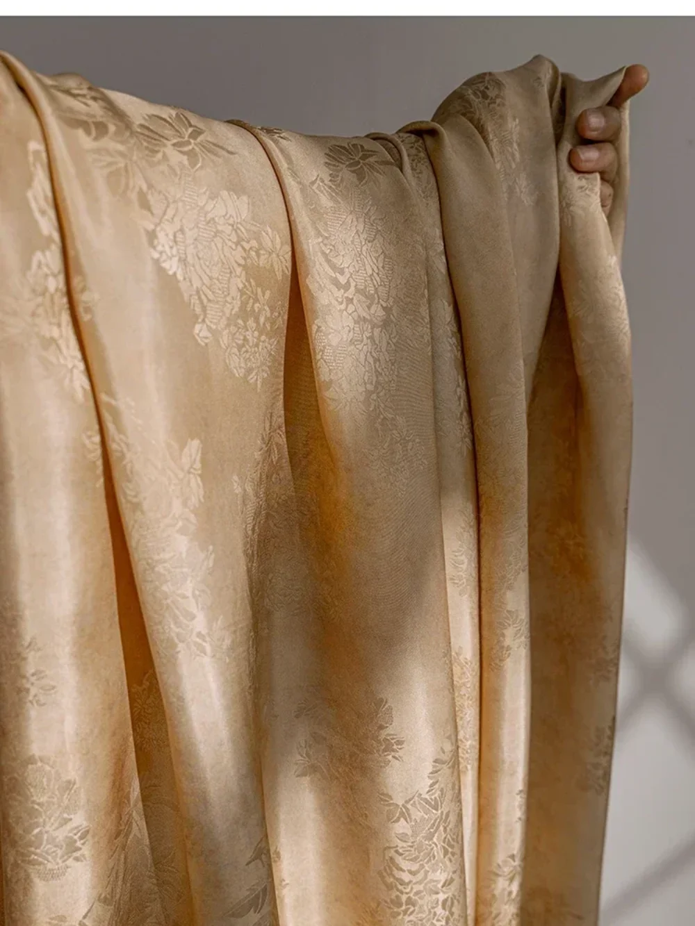 Жаккардовая ткань из чистого шелка, рубашка, платье, дизайнерская одежда, швейная ткань, оптовая продажа, ткань для метра, материал «сделай сам»
Жаккардовая ткань из чистого шелка, рубашка, платье, дизайнерская одежда, швейная ткань, оптовая продажа, ткань для метра, материал «сделай сам»