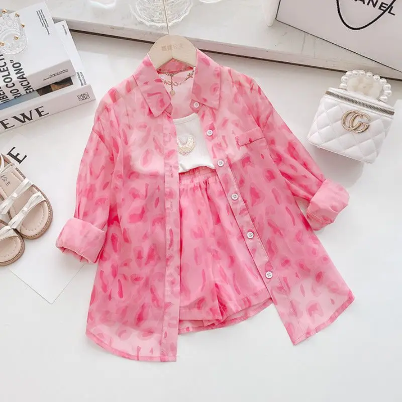 Girls Summer New Print Polo Neck Button Cute and Fashion Versatile Long Sleeved Loose Sunscreen Shirt Shorts Two Piece Suit
Girls Summer New Print Polo Neck Button Cute and Fashion Versatile Long Sleeved Loose Sunscreen Shirt Shorts Two Piece Suit