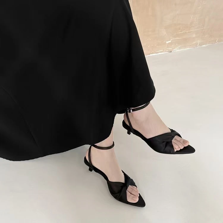 Fashion Sandals 2026 Summer Commuter Style with Thin Straps in Solid Colors
Fashion Sandals 2026 Summer Commuter Style with Thin Straps in Solid Colors