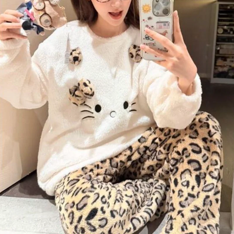 Комплект пижам Sanrio Hello Kitty из кораллового флиса и фланели для женщин: теплый, уютный, с леопардовым принтом, для дома и отдыха, осень-зима
Комплект пижам Sanrio Hello Kitty из кораллового флиса и фланели для женщин: теплый, уютный, с леопардовым принтом, для дома и отдыха, осень-зима