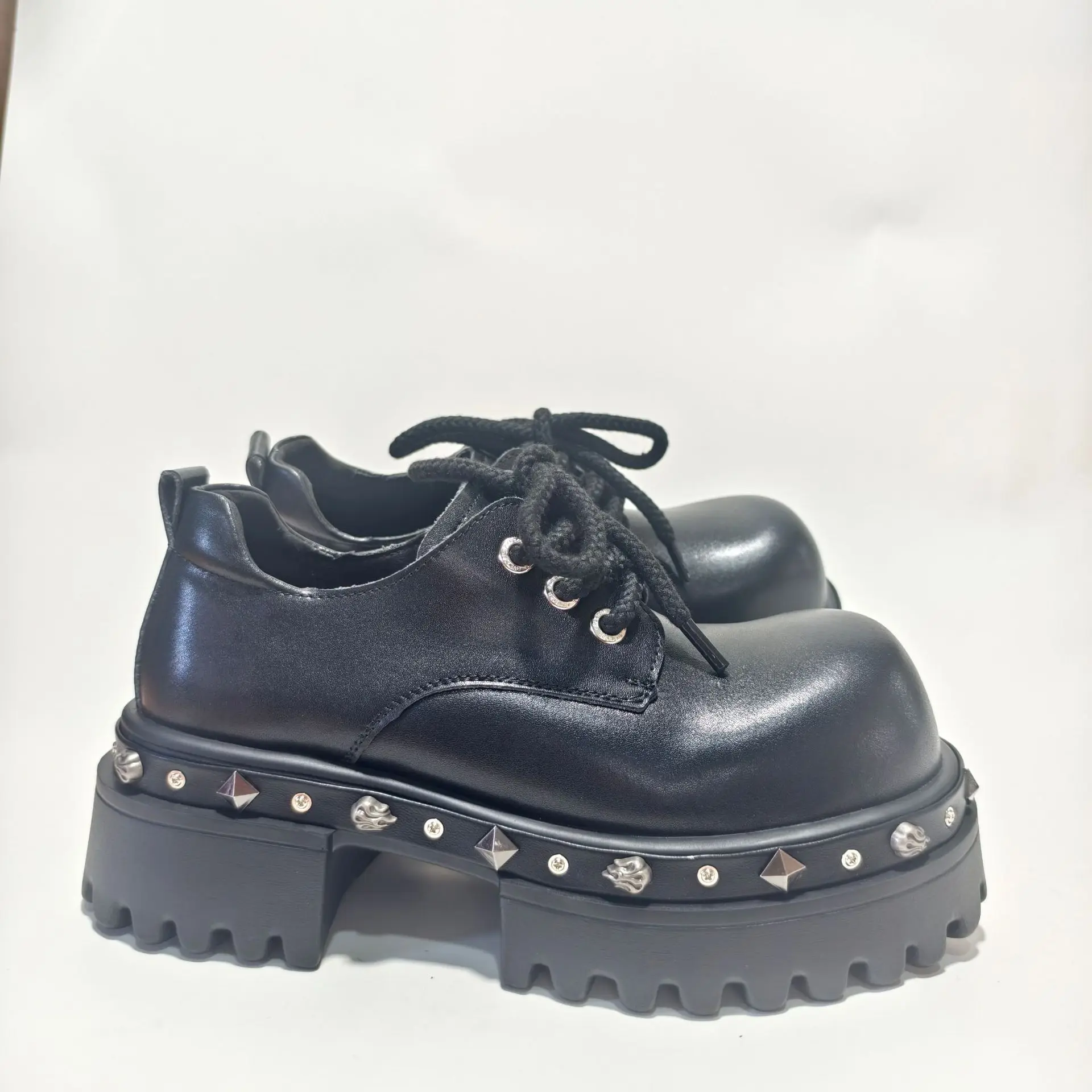 2026 High-end Men's Trend Fashion Punk Style Design Black Iron Thick Sole Heightening Rivet Strap Round Head Shoes
2026 High-end Men's Trend Fashion Punk Style Design Black Iron Thick Sole Heightening Rivet Strap Round Head Shoes