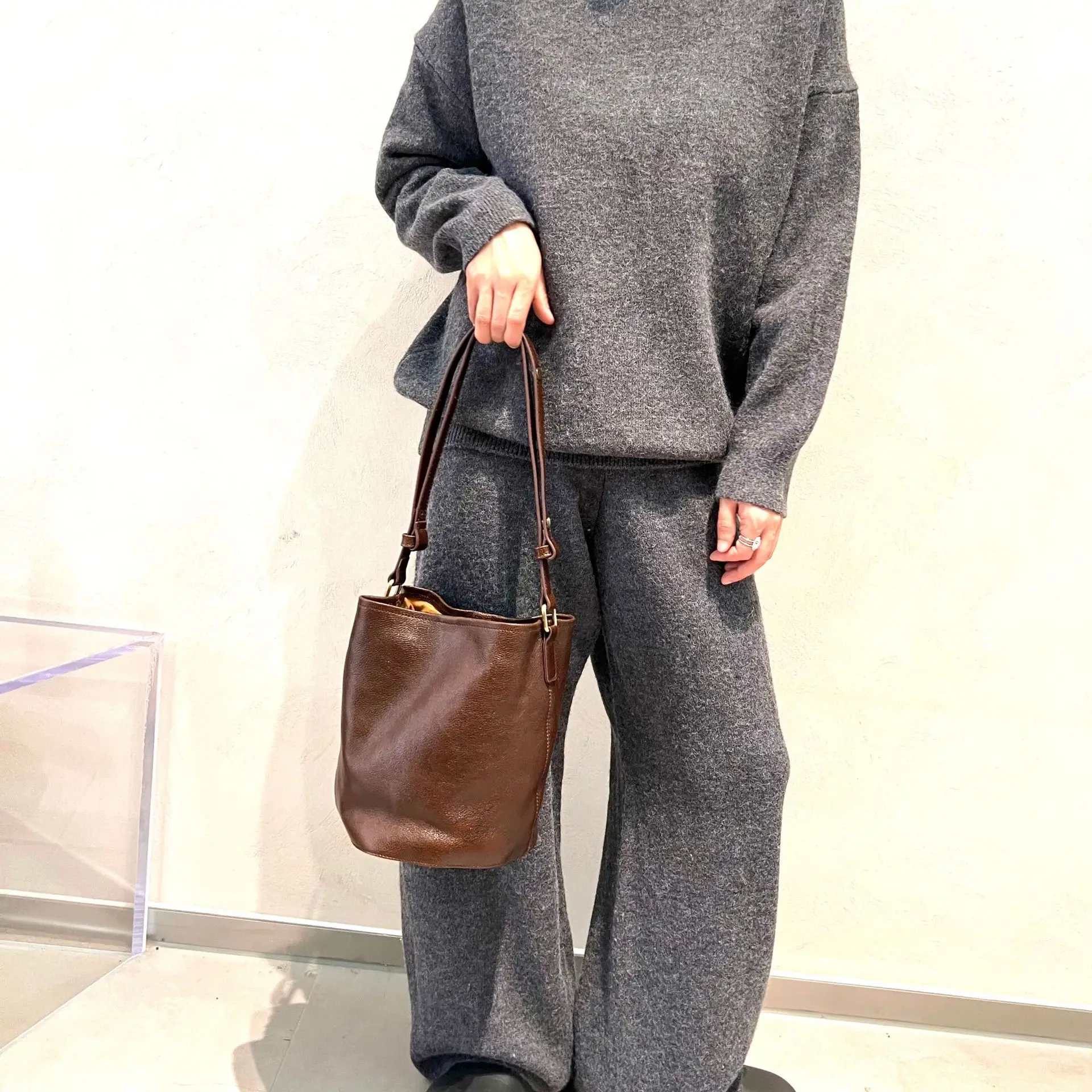 Handmade Top-grain Vegetable-tanned Cowhide Bucket Bag Adjustable Shoulder Straps Casual Designer Luxury Bag
Handmade Top-grain Vegetable-tanned Cowhide Bucket Bag Adjustable Shoulder Straps Casual Designer Luxury Bag