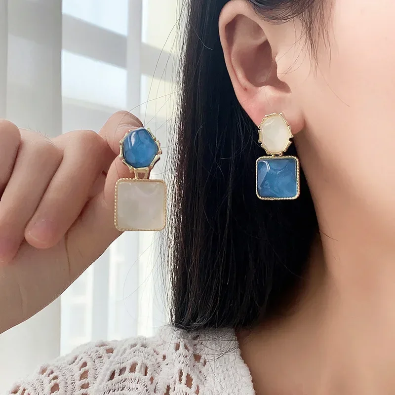 French contrasting water ripples, retro geometric square unique light luxury design earrings
French contrasting water ripples, retro geometric square unique light luxury design earrings