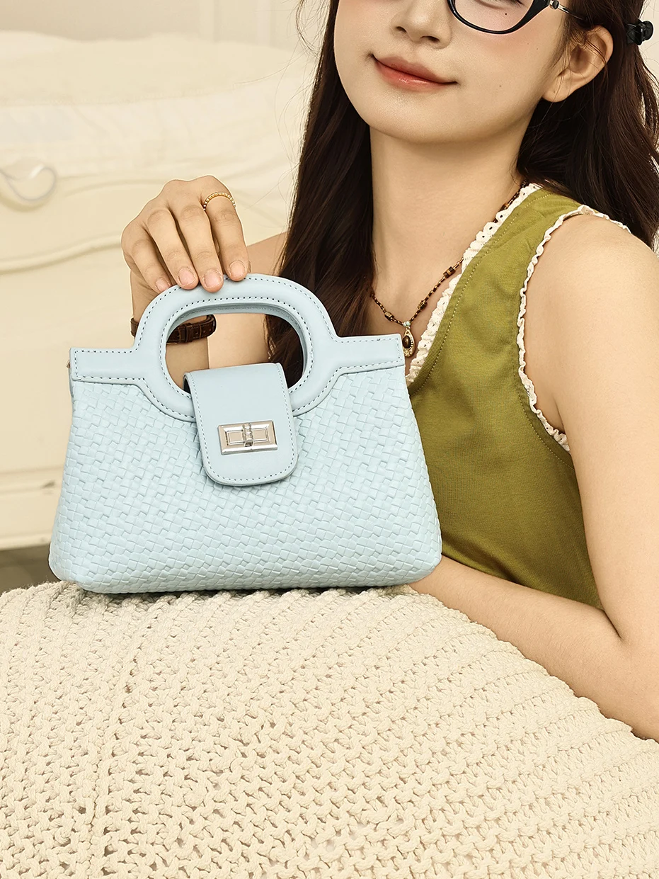 Korean Style Knitted Embossed Mini Square Bag, Round Handle, with Metal Rotating Buckle, Exquisite Macaron Handheld Dining Bag
Korean Style Knitted Embossed Mini Square Bag, Round Handle, with Metal Rotating Buckle, Exquisite Macaron Handheld Dining Bag