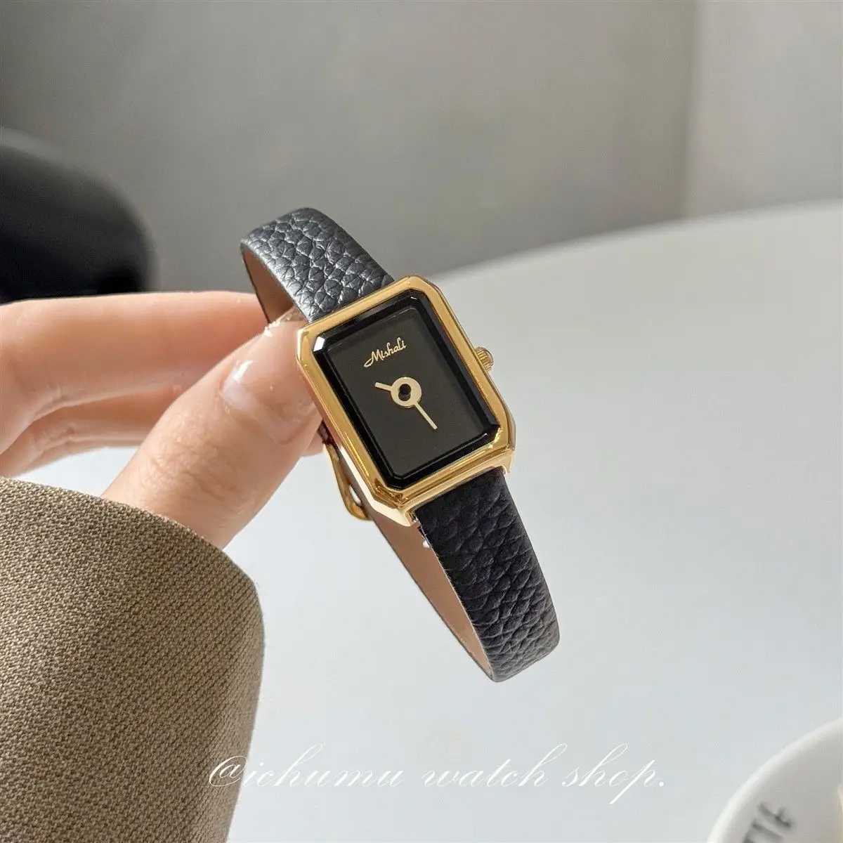 Women's watch fashionable, simple, exquisite, small square quartz watch, high-end gift for girlfriend, high-quality luxury watch
Women's watch fashionable, simple, exquisite, small square quartz watch, high-end gift for girlfriend, high-quality luxury watch