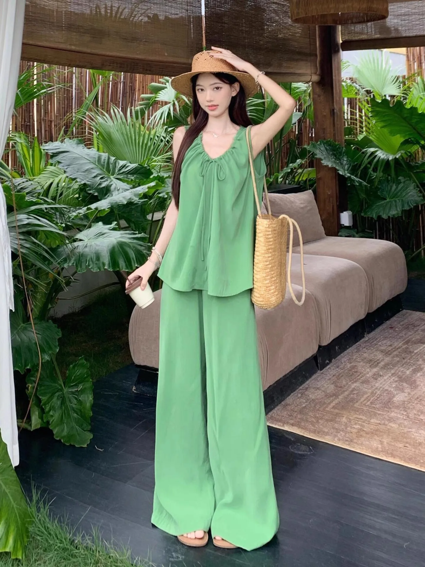 Fashionable Green Set Women's Summer Korean Style Sleeveless Wide Leg Pants Two Piece Suite V Neck Short Sleeve Long Pants
Fashionable Green Set Women's Summer Korean Style Sleeveless Wide Leg Pants Two Piece Suite V Neck Short Sleeve Long Pants
