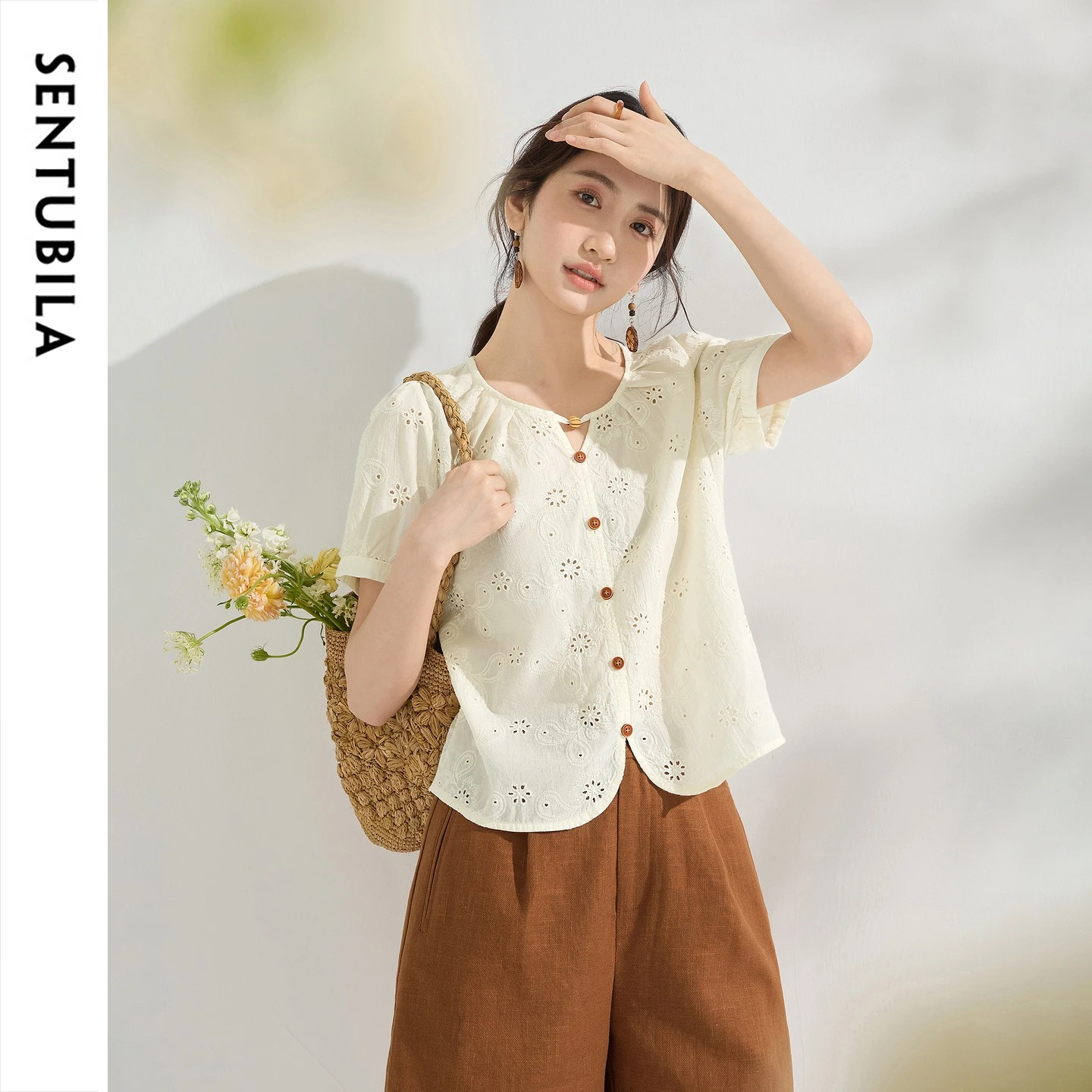 SENTUBILA Women's Cotton French Shirt 2026 Summer Round Neck Hollow Embroidered Straight Commuter Short Sleeve Top W62VF7409
SENTUBILA Women's Cotton French Shirt 2026 Summer Round Neck Hollow Embroidered Straight Commuter Short Sleeve Top W62VF7409