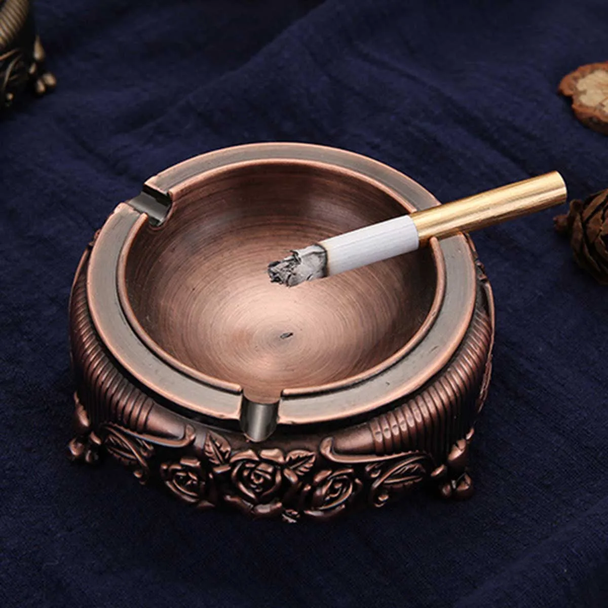 Portable Metal Cigar Ash Tray Tray Zinc Alloy Vintage Cigarette Holder for Smoking Ash Holder Desk Decor Gifts Home Use
Portable Metal Cigar Ash Tray Tray Zinc Alloy Vintage Cigarette Holder for Smoking Ash Holder Desk Decor Gifts Home Use