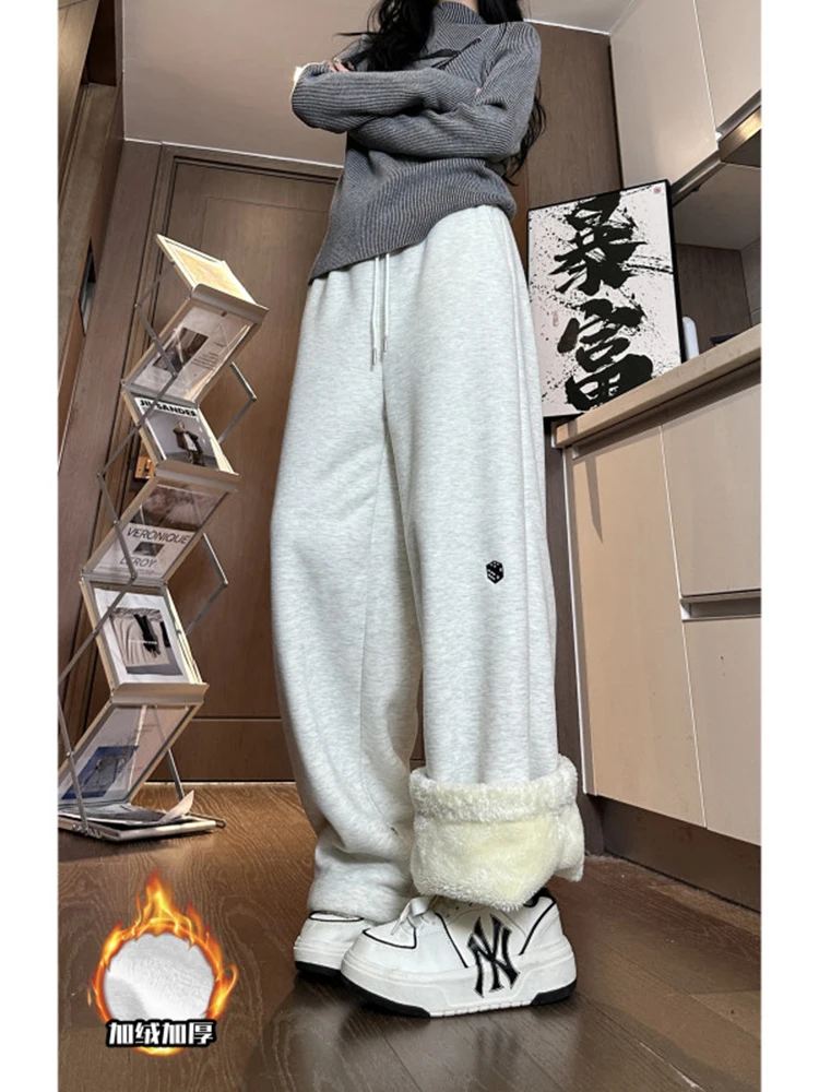 Men's Winter Thiened Fce Lined Straight Leg Sweatpants Loose Casual Long Trousers Comfortable Warm Straight Tube Pants
Men's Winter Thiened Fce Lined Straight Leg Sweatpants Loose Casual Long Trousers Comfortable Warm Straight Tube Pants