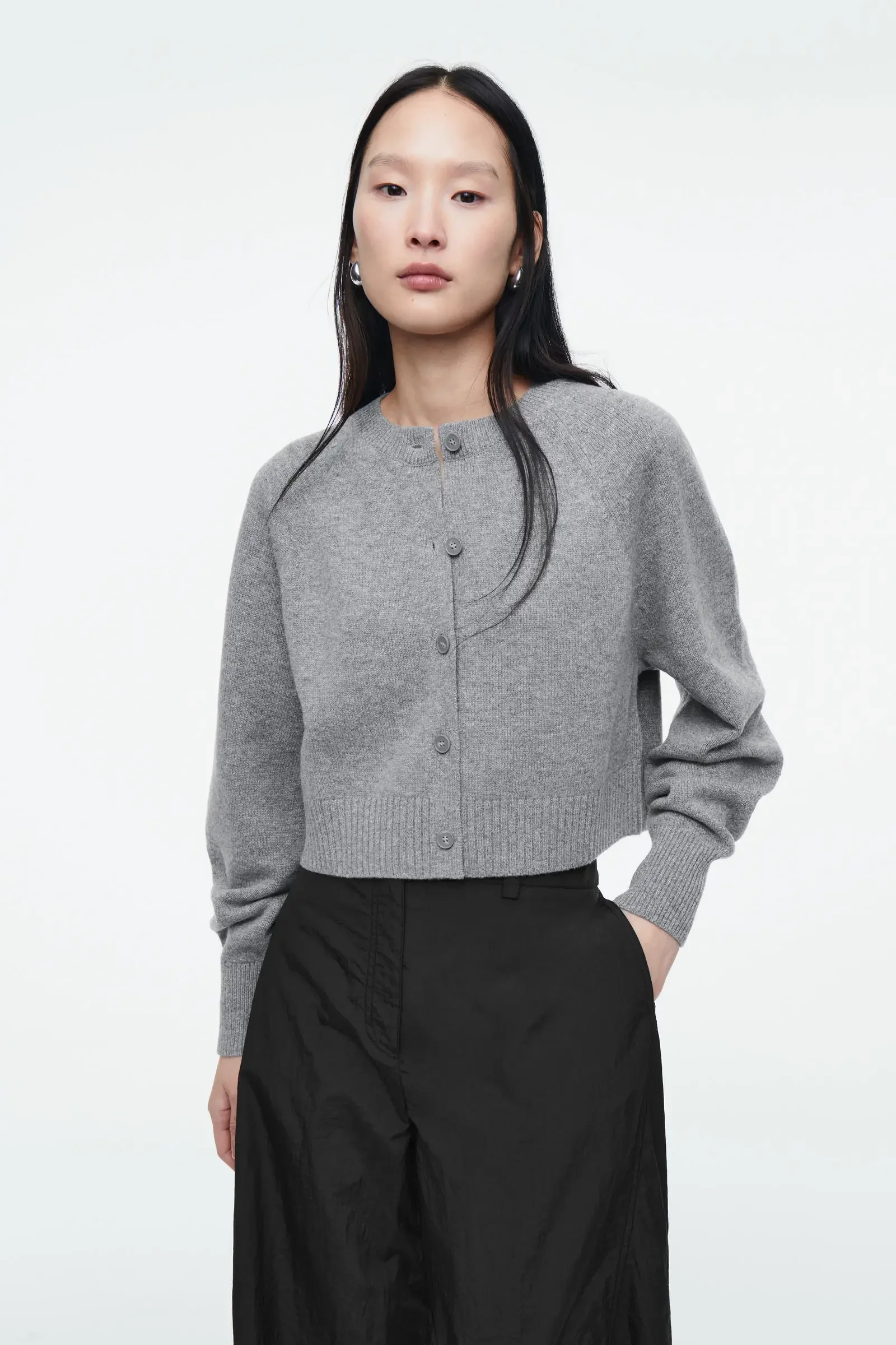 XIMIAN APPAREL 2026 YAZHIMEI spring new style of Women's casual standard short round neck cardigan gray long sleeves
XIMIAN APPAREL 2026 YAZHIMEI spring new style of Women's casual standard short round neck cardigan gray long sleeves
