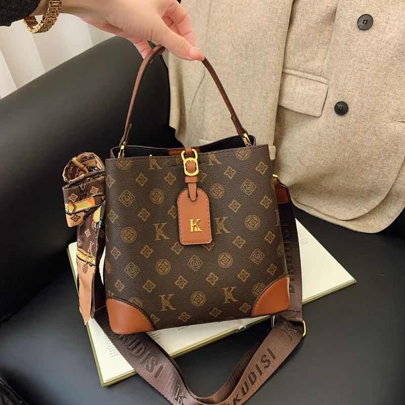 High-end Large Capacity Bucket Bags for Women Fashion Luxury Floral Print Handbag British Style Versatile Shoulder Crossbody Bag
High-end Large Capacity Bucket Bags for Women Fashion Luxury Floral Print Handbag British Style Versatile Shoulder Crossbody Bag