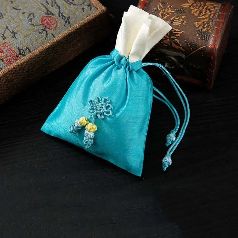 Retro Chinese Knot Drawstring Storage Bag Candy Bag Spice Bag Chinese Style Sachet Coin Purse Gift Bag Tassel Small Pouch Girl
Retro Chinese Knot Drawstring Storage Bag Candy Bag Spice Bag Chinese Style Sachet Coin Purse Gift Bag Tassel Small Pouch Girl