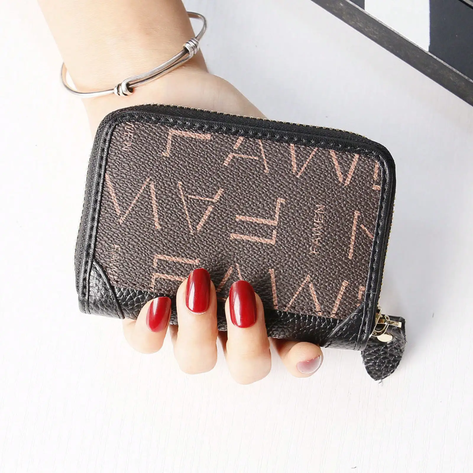 1pc Exquisite Niche Design Zero Wallet Multifunctional Card Bag Certificate Bag Suitable For Gift Giving And Daily Travel
1pc Exquisite Niche Design Zero Wallet Multifunctional Card Bag Certificate Bag Suitable For Gift Giving And Daily Travel