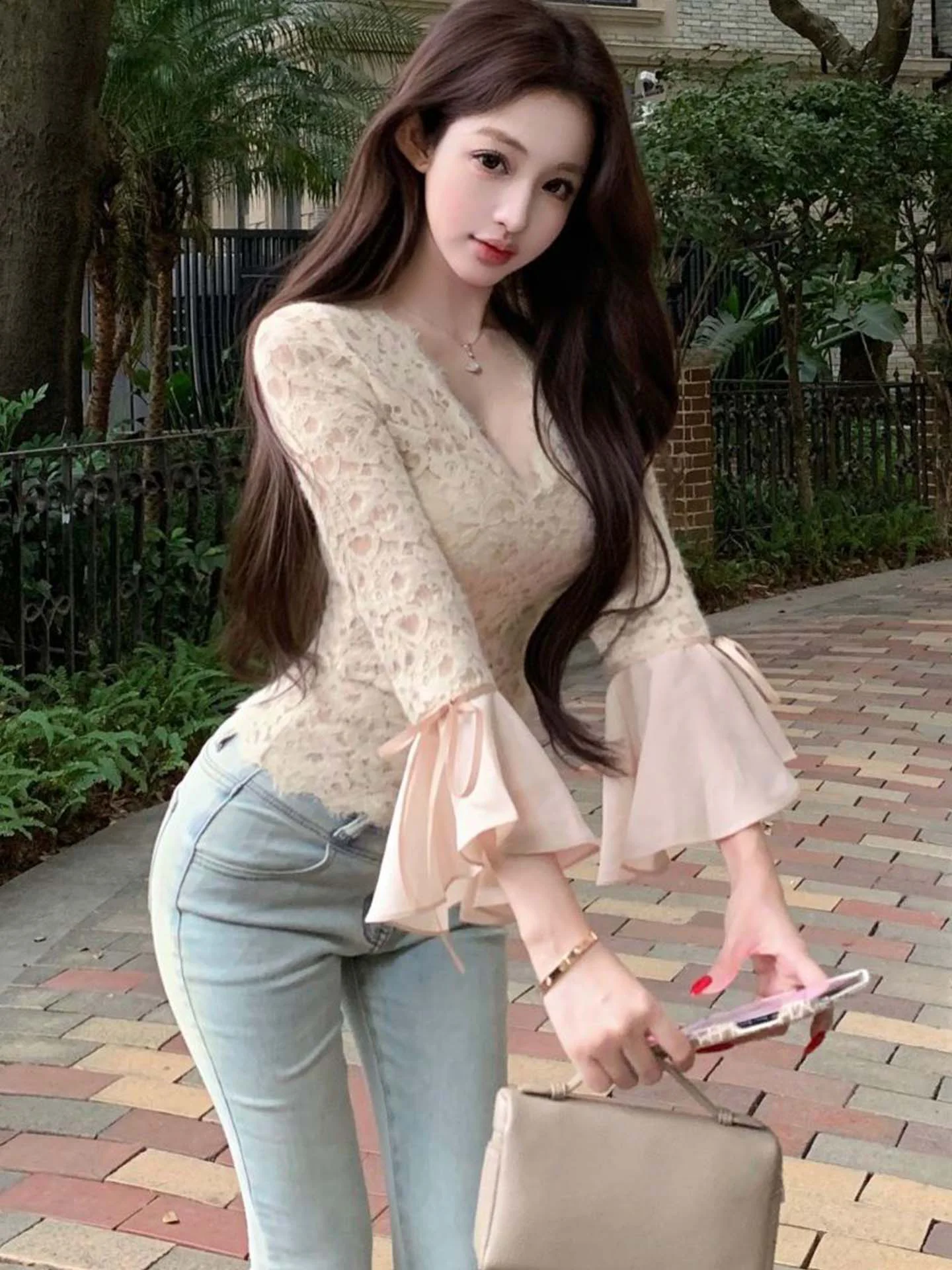 Французская кружевная блузка с рукавами-колокол, V-образным вырезом, ажурными вставками и узлами, укороченная, повседневная, женская
Французская кружевная блузка с рукавами-колокол, V-образным вырезом, ажурными вставками и узлами, укороченная, повседневная, женская