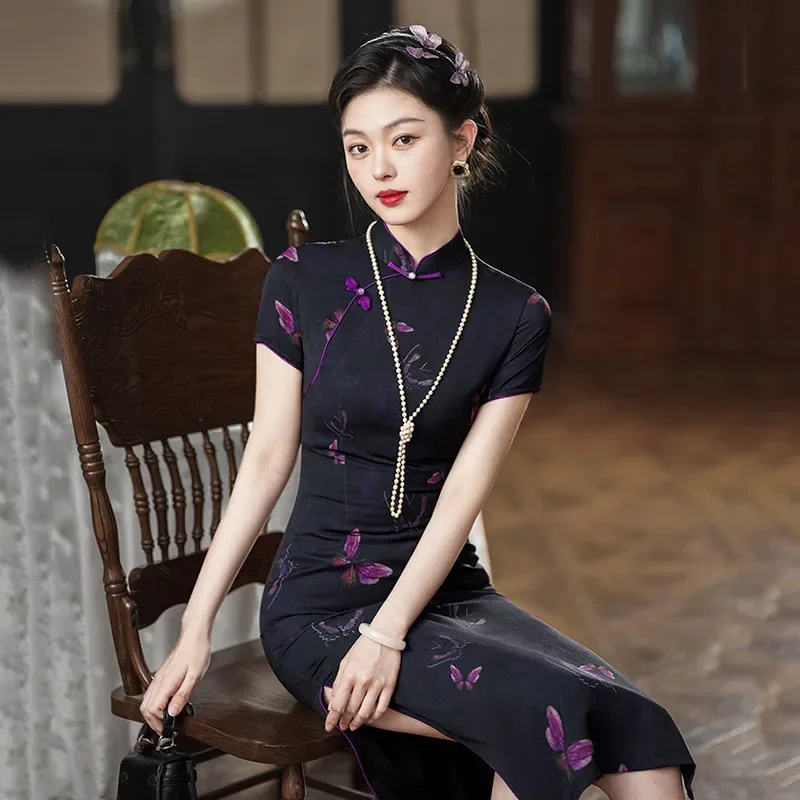 Сексуальное женское платье Ципао с воротником-стойкой в китайском стиле, средний Cheongsam, новинка 2023 года, улучшенное женское черное платье Ципао с коротким рукавом и принтом
Сексуальное женское платье Ципао с воротником-стойкой в китайском стиле, средний Cheongsam, новинка 2023 года, улучшенное женское черное платье Ципао с коротким рукавом и принтом