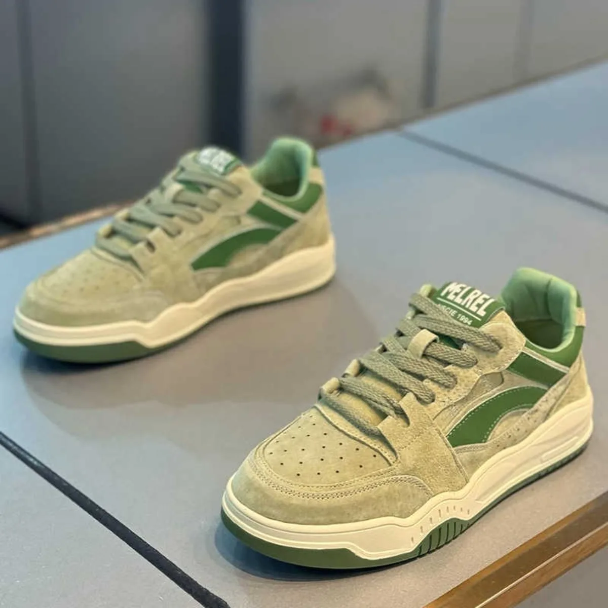 Men's Breathable Low-Top Sneakers - Non-Slip Vintage Sports Shoes, Comfortable Luxury Casual Flats for Outdoor & Daily Wear
Men's Breathable Low-Top Sneakers - Non-Slip Vintage Sports Shoes, Comfortable Luxury Casual Flats for Outdoor & Daily Wear