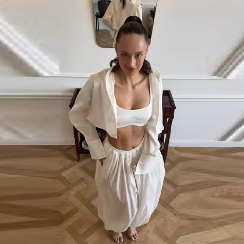 Комплект из трех предметов: однотонные брюки-палаццо, уютный жилет и свободная рубашка. Женская одежда 2026.
Комплект из трех предметов: однотонные брюки-палаццо, уютный жилет и свободная рубашка. Женская одежда 2026.