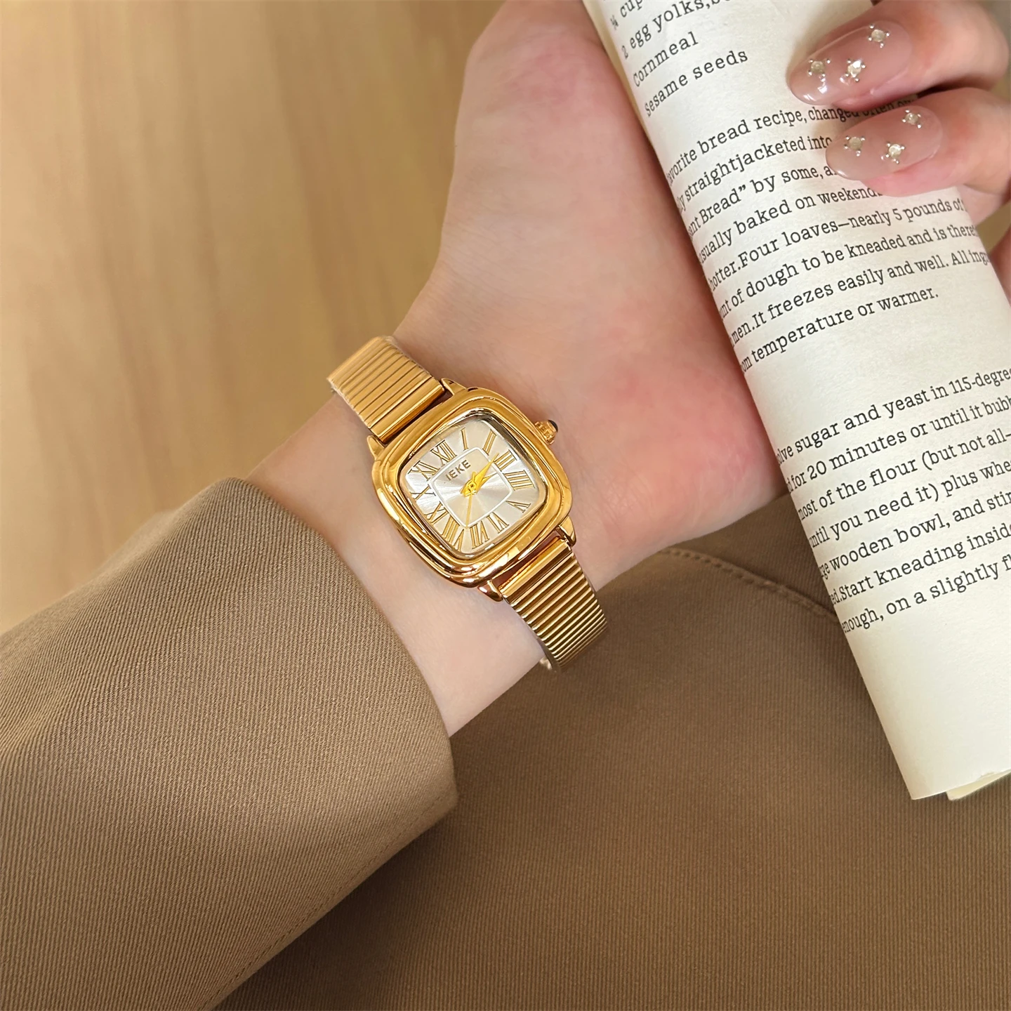 Simple temperament niche retro light luxury ins style watch female small dial Mori college style quartz watch
Simple temperament niche retro light luxury ins style watch female small dial Mori college style quartz watch