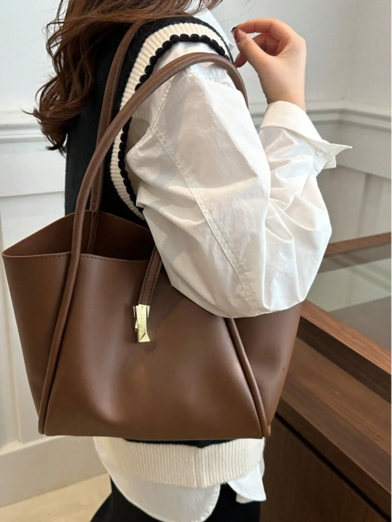 New Women's Large Capacity Bag, Shoulder Commuter Bag, Mommy Bag, High-End Retro Minimalist Handbag
New Women's Large Capacity Bag, Shoulder Commuter Bag, Mommy Bag, High-End Retro Minimalist Handbag