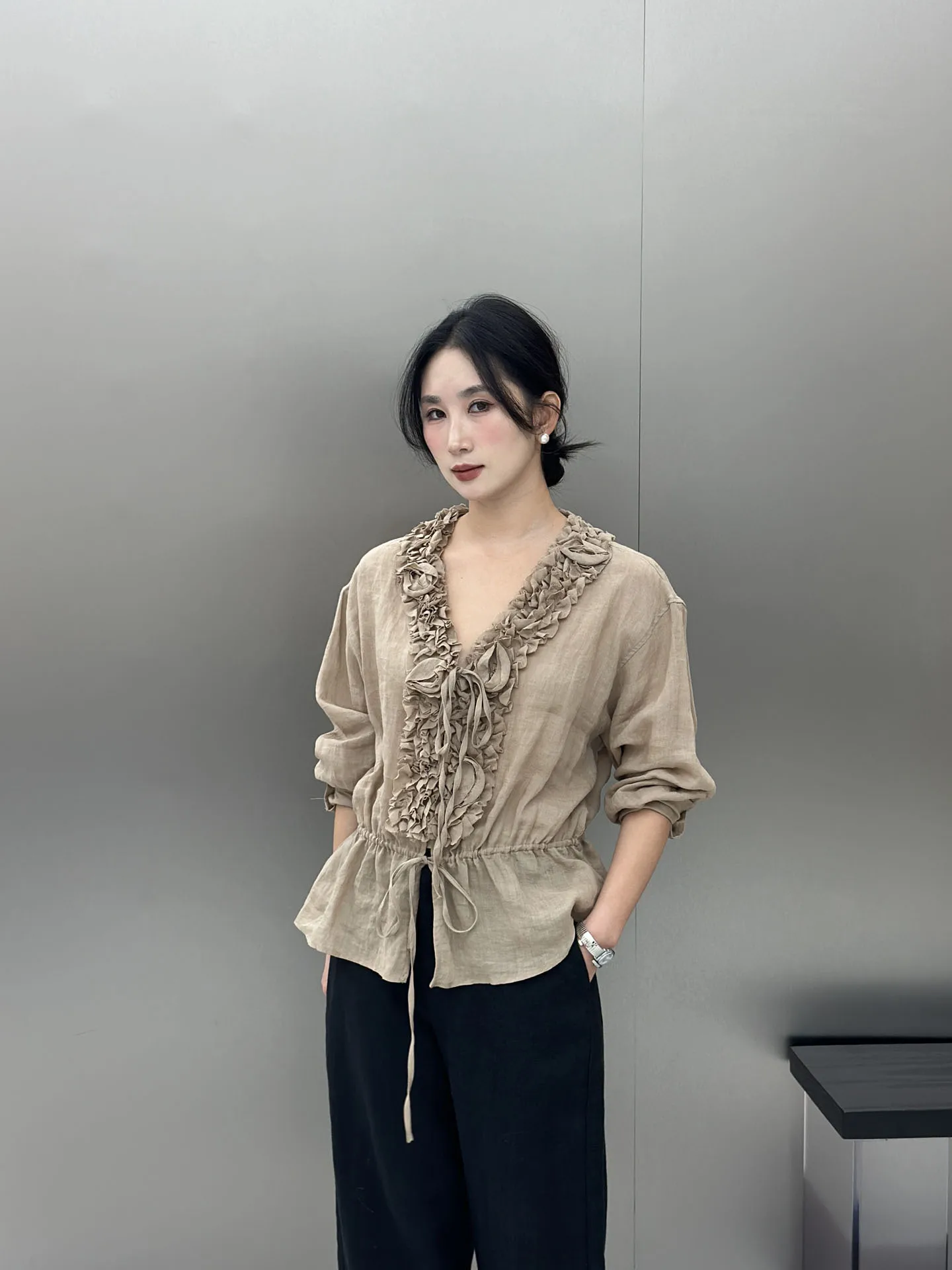 BodhlCat Spring Summer V-neck Ruffle Trim Belted Shirt Women's Slimming Elegant High-end Style French Loose Fit Long Sleeve
BodhlCat Spring Summer V-neck Ruffle Trim Belted Shirt Women's Slimming Elegant High-end Style French Loose Fit Long Sleeve