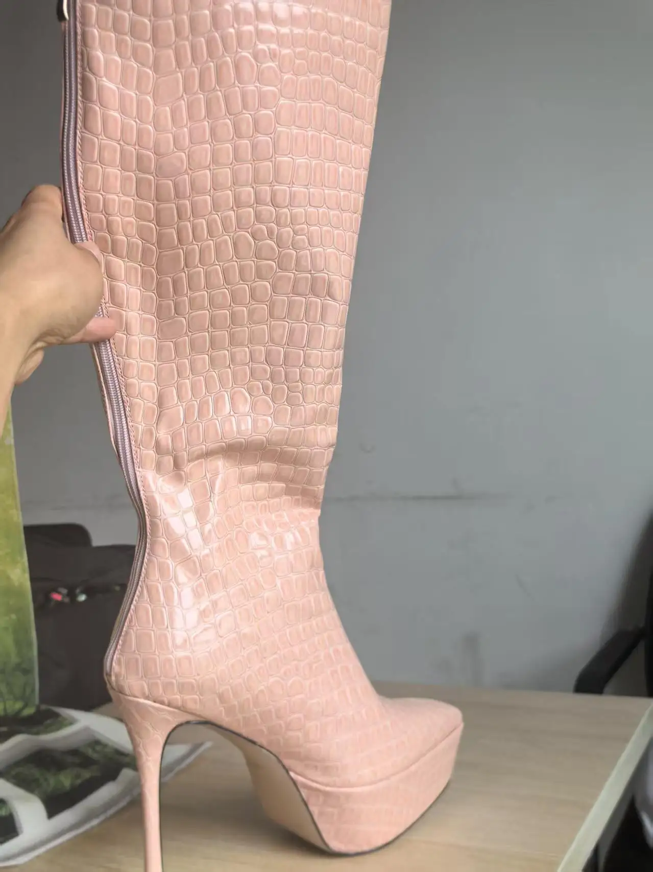 New Women Knee High Boots Patent Leather Pointed 15cm High Heels Winter Short Plush Waterproof Platform Girl Boots Large 34-45
New Women Knee High Boots Patent Leather Pointed 15cm High Heels Winter Short Plush Waterproof Platform Girl Boots Large 34-45