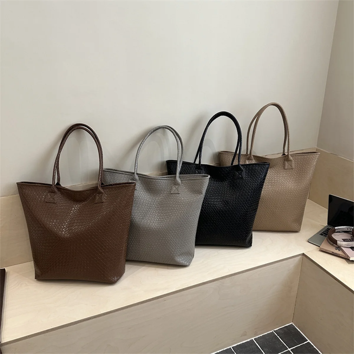 Сумка-тоут с тканой текстурой в стиле ретро, глянцевая отделка, большая вместительная молния, искусственная кожа, водонепроницаемая, легкая организация для ежедневных поездок на работу, покупок
Сумка-тоут с тканой текстурой в стиле ретро, глянцевая отделка, большая вместительная молния, искусственная кожа, водонепроницаемая, легкая организация для ежедневных поездок на работу, покупок