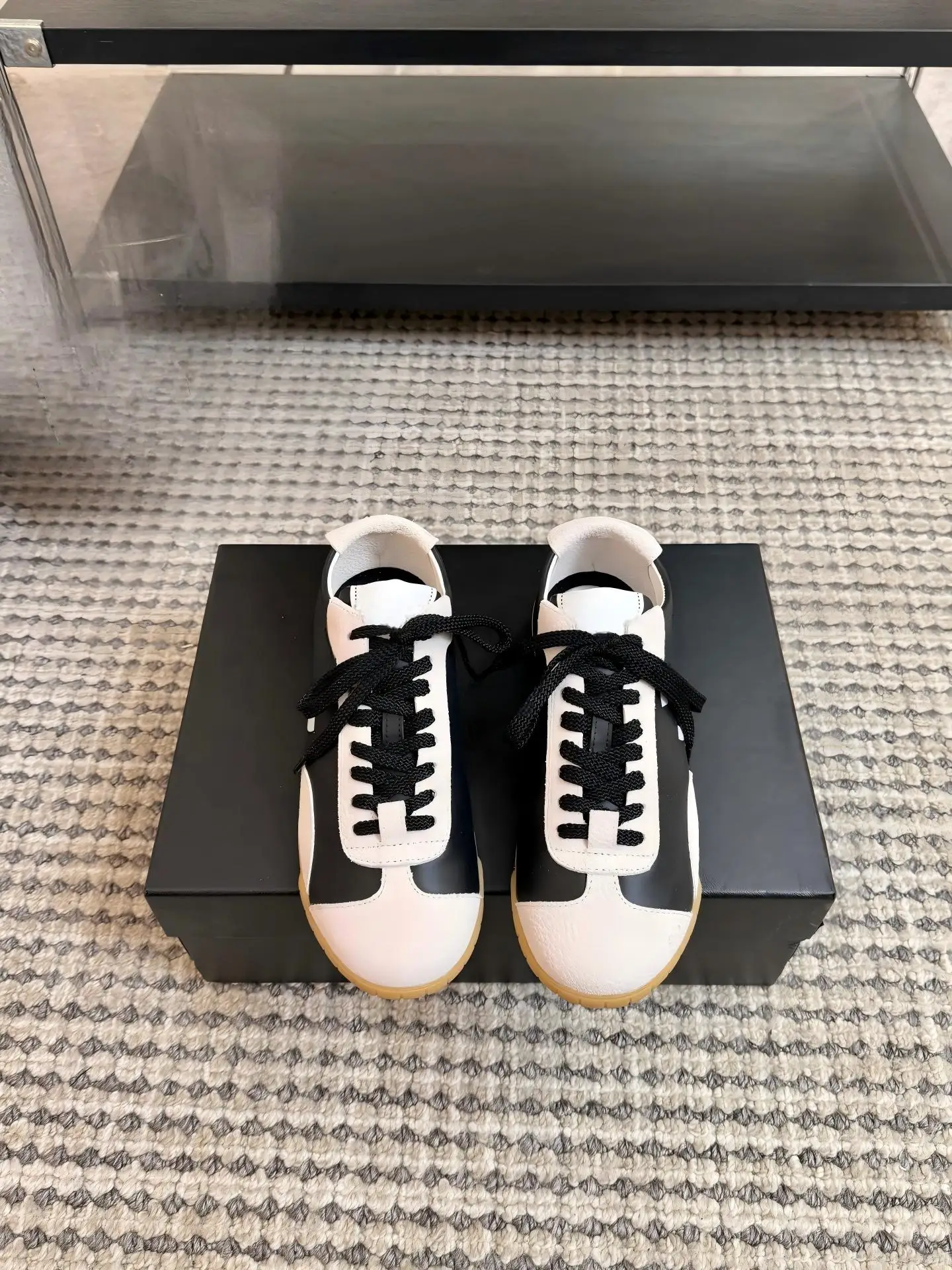 2026 new black and white women's casual sports shoes with flat bottom straps, retro German training shoes, fashionable and comfo
2026 new black and white women's casual sports shoes with flat bottom straps, retro German training shoes, fashionable and comfo