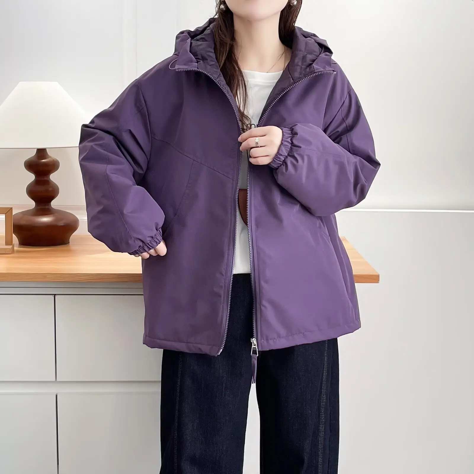 XXXXL модные женские парки больших размеров, осень и зима 2025 года, куртка на хлопковой подкладке, простые повседневные теплые стеганые пальто с капюшоном
XXXXL модные женские парки больших размеров, осень и зима 2025 года, куртка на хлопковой подкладке, простые повседневные теплые стеганые пальто с капюшоном