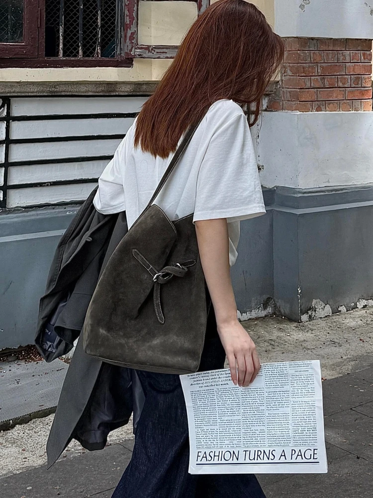 Spring Summer 2026 Retro Faux Suede Buet Bag Large Capaci Commuter Single oulder Tote Bag Casual Simple Sle Women's Bag
Spring Summer 2026 Retro Faux Suede Buet Bag Large Capaci Commuter Single oulder Tote Bag Casual Simple Sle Women's Bag