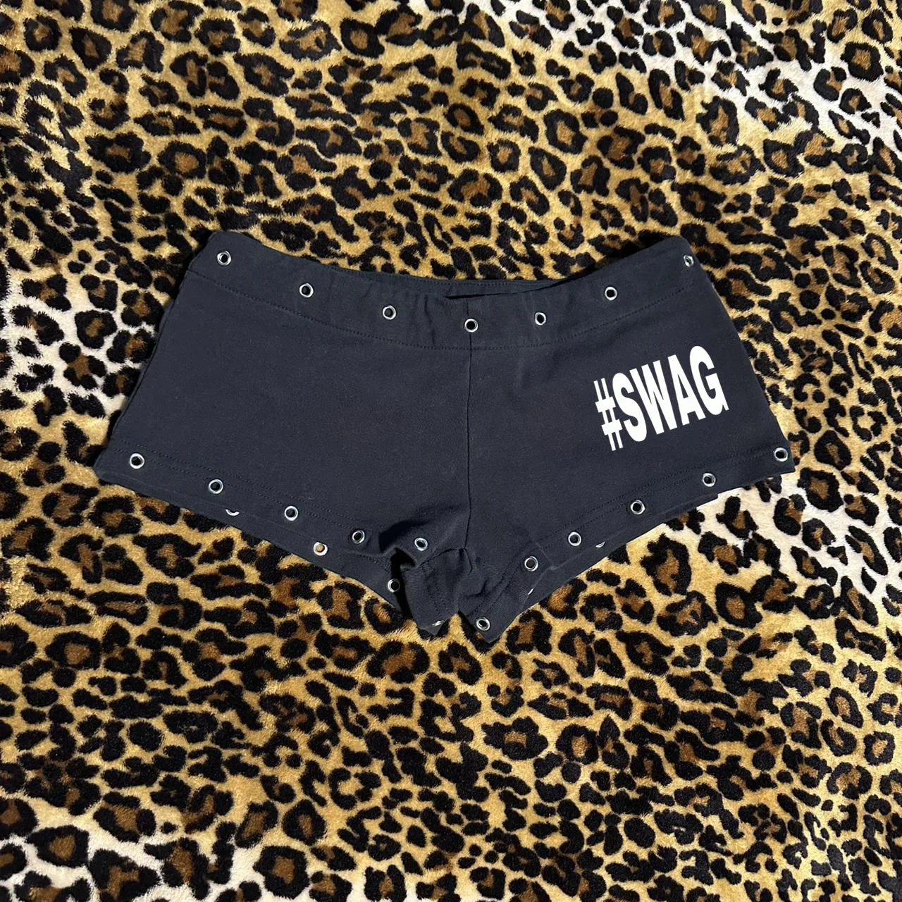 Y2K print design hip-hop street shorts punk hot pants unique retro pants emogoth style letter print
Y2K print design hip-hop street shorts punk hot pants unique retro pants emogoth style letter print
